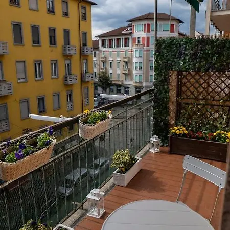 Apartment Beautiful Floral On Navigli