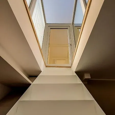 Joivy Sophisticated 2 Bedroom Loft For 4 דירה