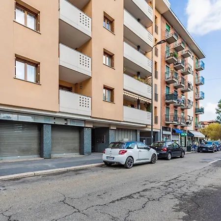 Appartamento Guesthost - Cozy With Parking 5 Min Walk From The Bus Stop Milano