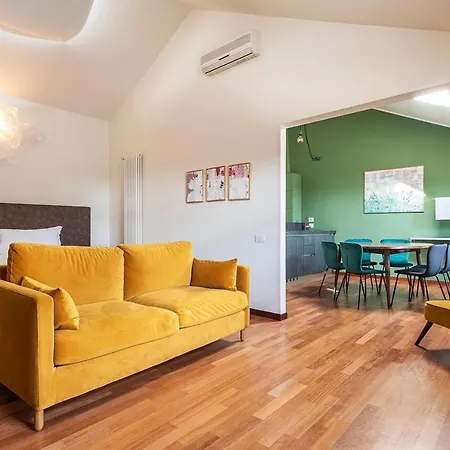 Easyhomes Duomo View شقة