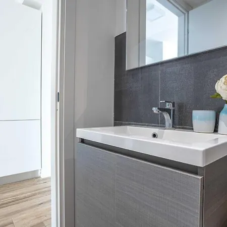 Sunlit 1 Bedroom Via Pirelli