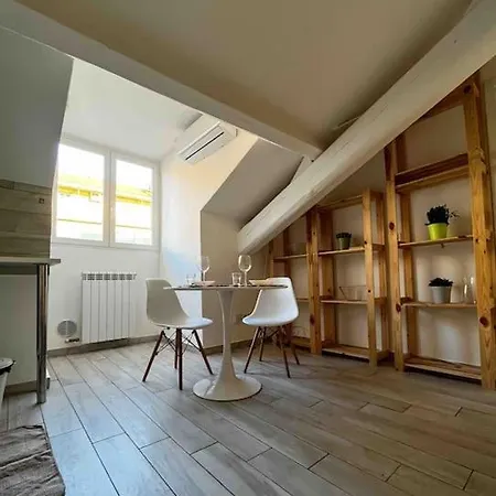 Wood 20 Apartment