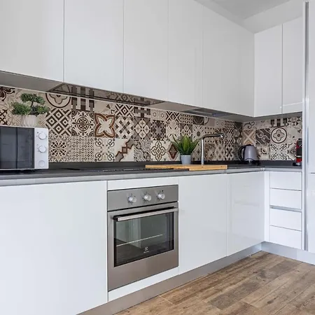 Hostmate - - Bright Close To The Metro Appartamento