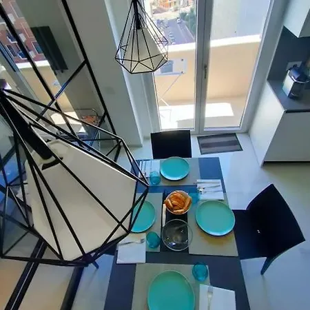 New & Bright Balcony Flat By Station *