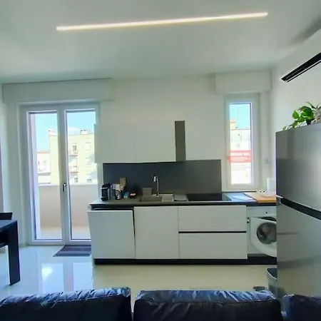 Apartament New & Bright Balcony Flat By Station Mediolan