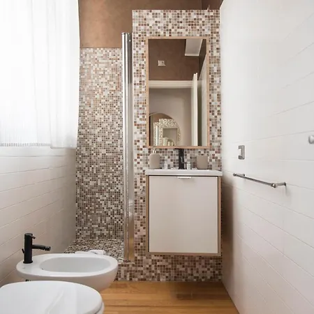 Youhosty - Previati 21 * Milán