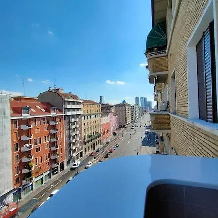 New & Bright Balcony Flat By Station