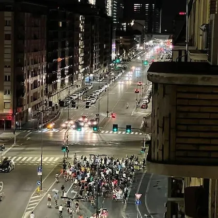 New & Bright Balcony Flat By Station *