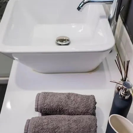 Black & White Flat In Naviglio/ Porta Genova