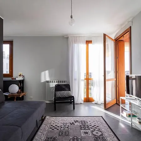 Black & White Flat In Naviglio/ Porta Genova Milan