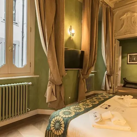 Italianway - Borgonuovo 12 * Milano