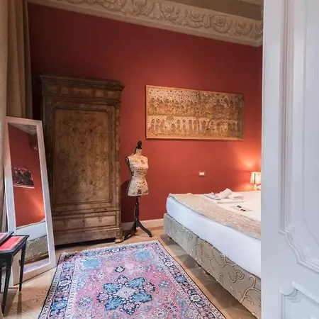 Italianway - Borgonuovo 12 *