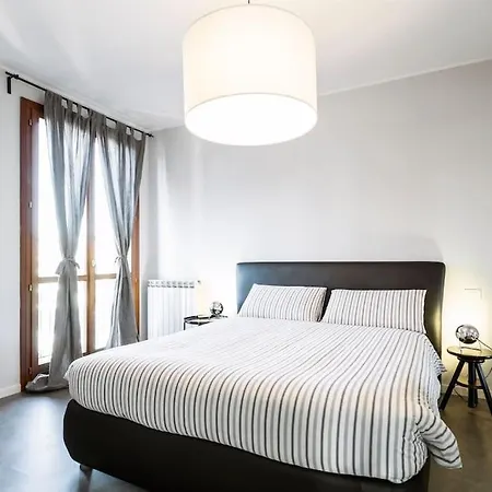 Апартаменты Black & White Flat In Naviglio/ Porta Genova
