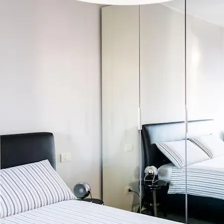 Black & White Flat In Naviglio/ Porta Genova Milan