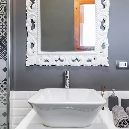 Apartment Black & White Flat In Naviglio/ Porta Genova