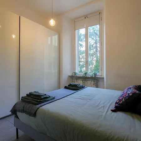 Modern Close To Shopping District Apartment