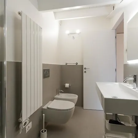 Duomo 10min ☆☆☆☆☆ Shopping&relax Ac Wifi Balcony アパート ミラノ