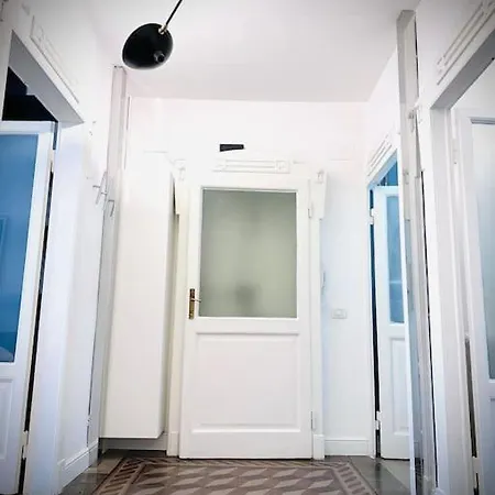 Neo Retro Charme In Stazione Apartment