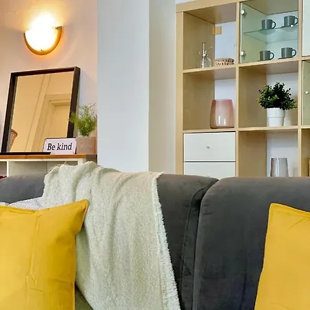 Apartment Homiesam - Yellow Dream & City Life
