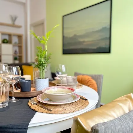 Homiesam - Yellow Dream & City Life Apartment *