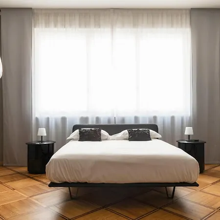 Elegant Home, Steps From Milan Duomo, Fashion District, By Houseinmilano Daire Milano