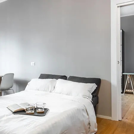 Joivy Charming Flat With Desk * Milano