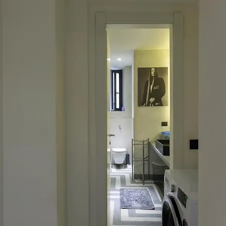 Armani House, Superior In Center Milão