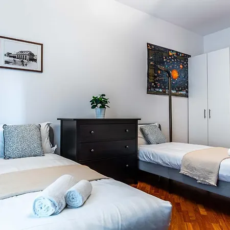 Joivy Lovely And Inviting Flat With Balcony