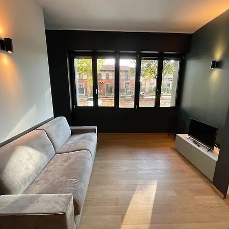 Apartment Capital Station - Black Milan