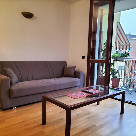 Big Bright Flat In Close To Loreto Square شقة