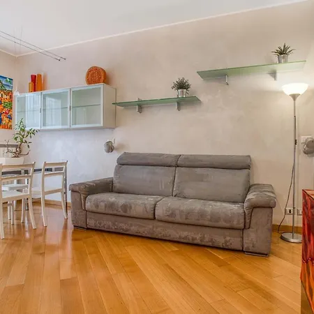 דירה Joivy Vibrant Flat With Balcony *