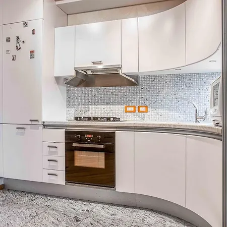 Joivy Vibrant Flat With Balcony דירה *