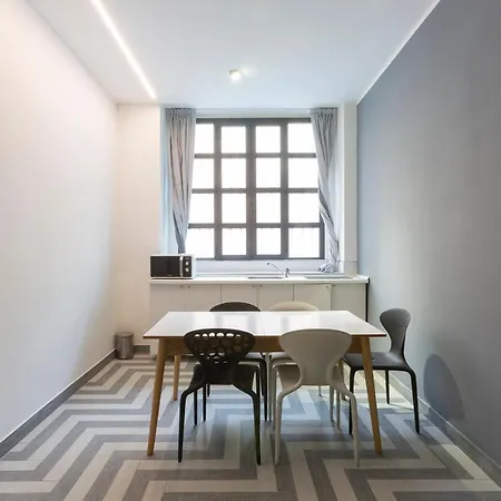 Armani House, Superior In Center Milão