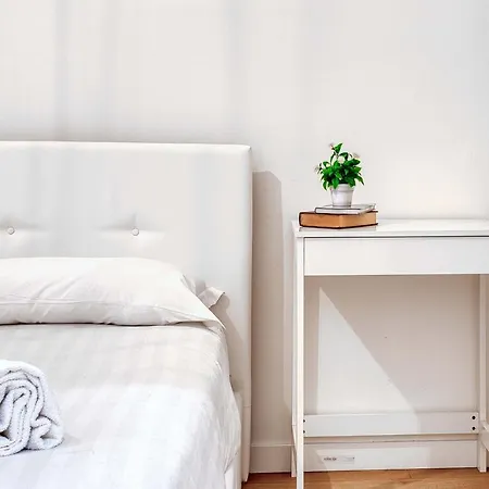 Joivy Warm And Inviting Flat With Balcony アパート