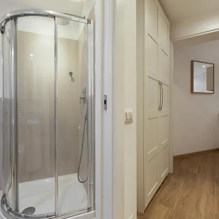 Guesthost - In The Heart Of Milano!