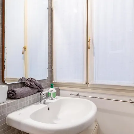 Joivy Warm Flat For 2 In Isola, 10 Min To Centre Apartment