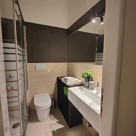 Apartment Designed 2 Bedrooms, 2 Baths In Center - Wifi, Ac, Steps From Subway M1 And M2, Station And Airport Connected With Self Check In Mailand