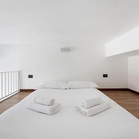 Guesthost - Apts Milano-corso Magenta شقة *
