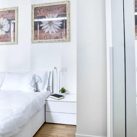 Appartement Joivy Lovely Flat With Balcony Milaan