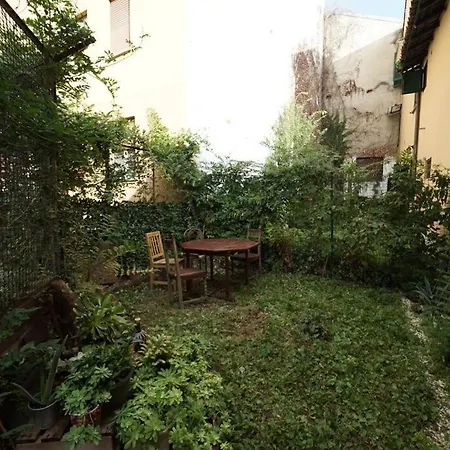 Апартаменты Garden House In Historic Lively Neighbourhood *