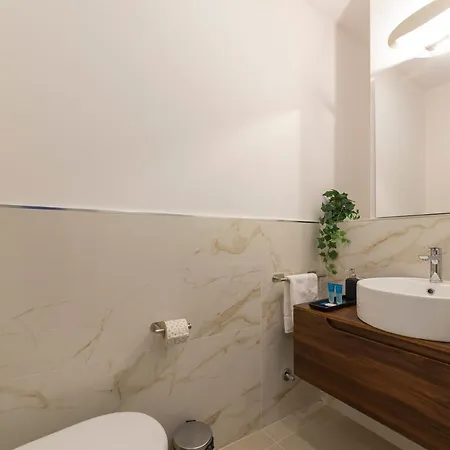 I Host - Val Strona * ميلان