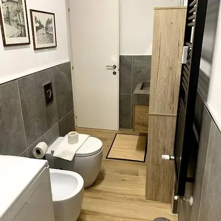 Con Terrazzo Sui Tetti Milanesi شقة