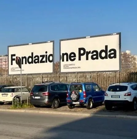 Apartment The Small White House In Milan