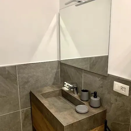 Con Terrazzo Sui Tetti Milanesi ميلان