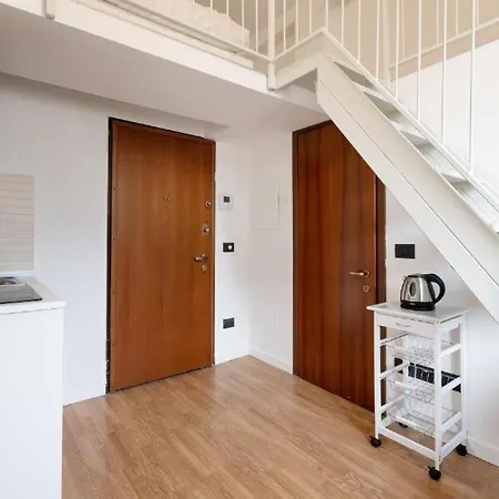 Guesthost - Apts Milano-corso Magenta شقة ميلان