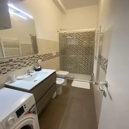 Stayeasy Fara12 - Station & Downtown Walking Distance *