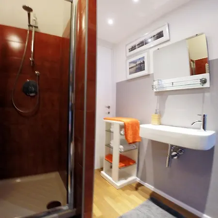 Up To Seven Μιλάνο