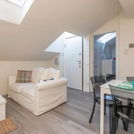 Apartment Splendida Mansarda A Pochi Passi Da M4 Argonne