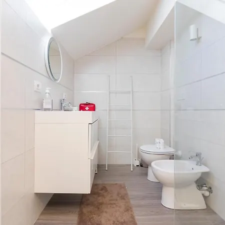 Apartment Splendida Mansarda A Pochi Passi Da M4 Argonne Milan