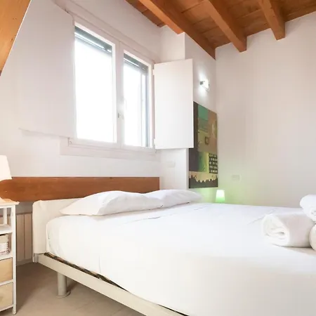 Apartment Mansarda Cola Milan